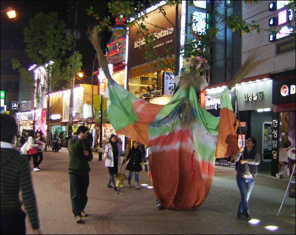 극단 '연극자리소풍' 단원들이 동양신화에 나오는 창조의 신 '반고' 인형을 들고 동성로를 행진하고 있다(2010.11.4 저녁) / 사진. 평화뉴스 박광일 기자