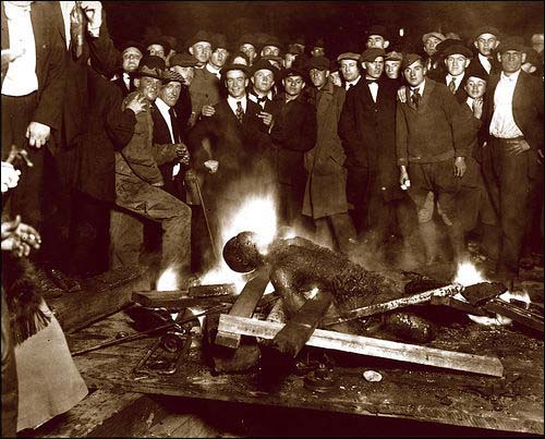 KKK단원들이 흑인을 장작더미에 묶어놓고 불을 지르고 있는 모습 / 사진 출처. 오마이뉴스