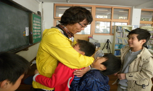 4학년 마지막 체육시간에 김호일 교사가 학생들을 일일이 안아주고 있다 / 사진. 조정훈