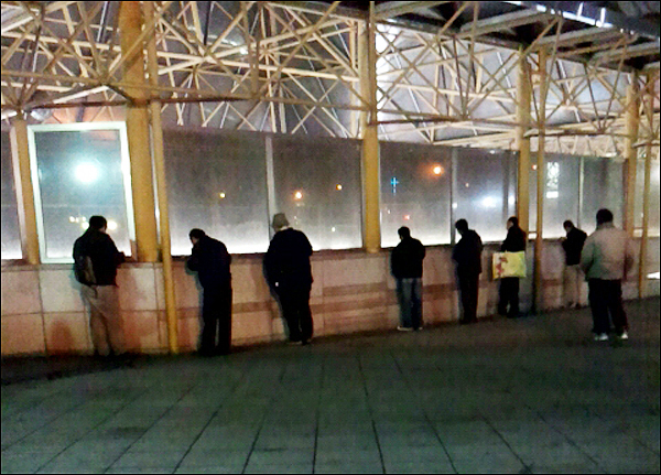 지하철 대구역 입구 앞 벽 위에 식판을 올려놓고 식사하는 사람들 / 사진. 평화뉴스 박광일 기자