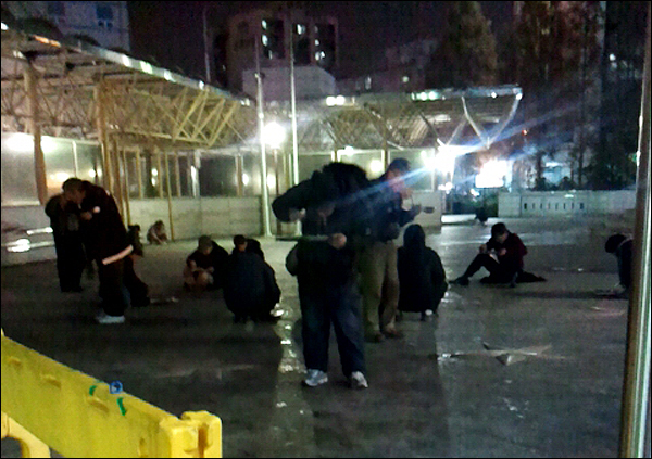 대구역 뒤편 광장 바닥에 앉거나 선 채로 밥을 먹고 있는 사람들 / 사진. 평화뉴스 박광일 기자