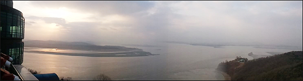 오두산 통일전망대에서 바라본 한강하구의 풍경. 왼쪽의 한강과 오른쪽의 임진강이 만나 서해로 흐르는 지점이다. 강 건너 보이는 곳이 북한 땅이다 / 사진. 평화뉴스 박광일 기자