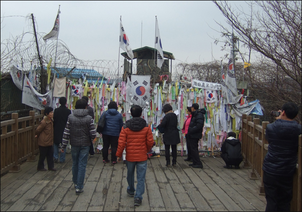 벽과 철조망에 가로막힌 '자유의 다리'...평화와 통일을 기원하는 수 많은 메시지의 리본이 벽 가득 달려있다 / 사진. 평화뉴스 박광일 기자