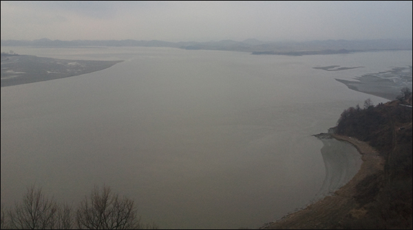 강 건너 오른쪽 위는 '북한' 땅이다 / 사진. 평화뉴스 박광일 기자