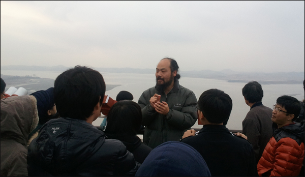 오두산 전망대에서 NLL을 설명하는 통일운동가 이시우 사진작가 / 사진. 평화뉴스 박광일 기자