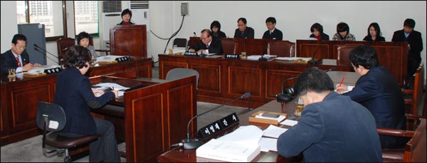 북구의회 주민생활위원회 2011년도 예산안 예비심사(2010.12.8)...김성혜 주민생활지원과장이 예산안을 설명하고 있다 / 사진 제공. 북구의회