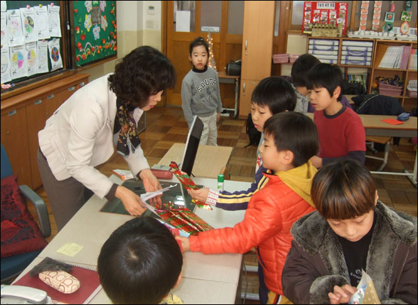 박성애 교사가 4교시 수업이 끝날 무렵 학생들에게 직접 쓴 편지와 선물을 나눠주고 있다 / 사진. 평화뉴스 박광일 기자