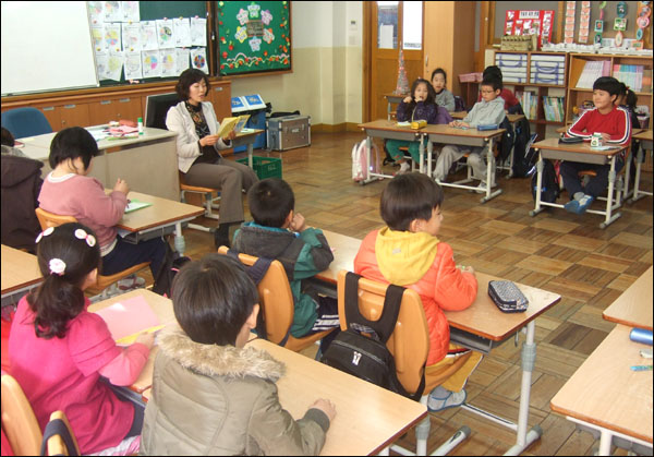 12월 20일 오전, 정당 후원금을 냈다는 이유로 해임된 대구 옥산초등학교 박성애 교사의 마지막 수업이 열렸다 / 사진. 평화뉴스 박광일 기자