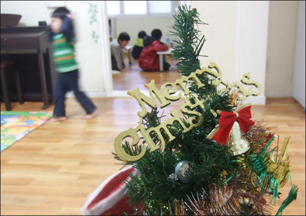 크리스마스 트리를 장식해 놓은 한 아동복지시설(대구시 남구 대명동) / 사진. 평화뉴스 박광일 기자