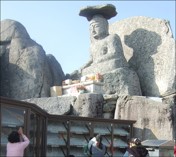 '지성으로 기도드리면 누구나 한 가지 소원을 이루어 준다'는 갓바위 / 사진. 평화뉴스 박광일 기자