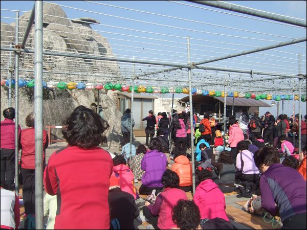 갓바위에서 불공을 드리는 시민들 / 사진. 평화뉴스 박광일 기자