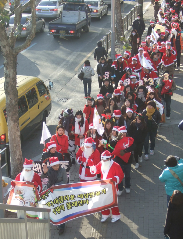 산타 분장을 한 대구지역 청년 500여명이 동구청에서 아양교까지 거리행진을 펼치고 있다/ 사진. 평화뉴스 박광일 기자