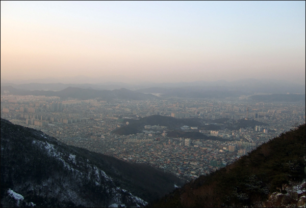 산 자락 사이로 보이는 대구의 전경 / 사진. 평화뉴스 박광일 기자