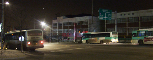2011년 1월 1일 새해, 운행준비를 마친 시내버스들이 차고지 바로 앞 도로가에서 출발을 기다리고 있다 / 사진. 평화뉴스 박광일 기자