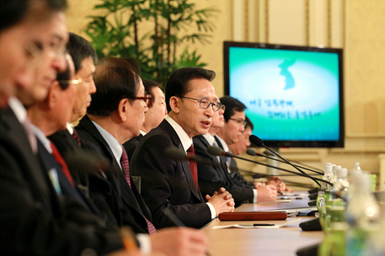 이명박 대통령은 12월 29일 통일부의 2011년 업무계획을 보고받는 자리에서 모두발언을 통해 "이제 통일부는 통일부가 해야 할 역할로 돌아가야 한다"고 강조했다 / 사진출처. 청와대