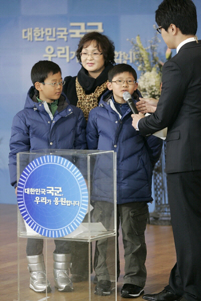 지난 14일 서울 여의도 KBS 본관 1층 로비와 군부대 등에서 생방송으로 진행됐던 '대한민국 국군, 우리가 응원합니다.'에 한 가족이 참석해 위문금을 담은 봉투를 내고 인터뷰에 응하고 있다. 이치열 기자 truth710@