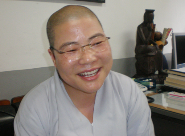 '비구니 선생님' 아용 스님...20대에 출가한 스님은 벌써 환갑을 바라보고 있다