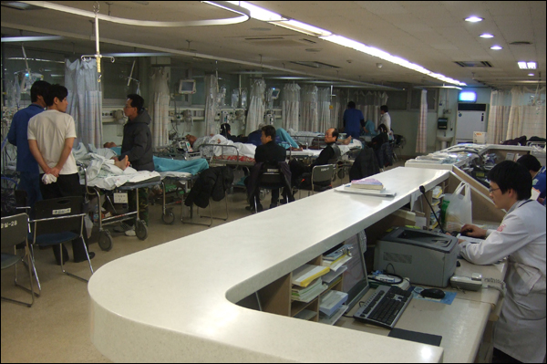 병원 응급실의 새벽...(2011.1.27 대구 동산의료원) / 사진. 평화뉴스 박광일 기자