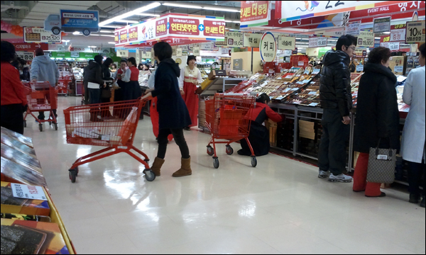 지난 해 7월 문을 연 '롯데쇼핑프라자'. 초저녁이라 붐비지는 않았지만 '선물세트코너'와 '생선코너'에서는 손님들은 쉽게 만날 수 있었다(2011.1.28 저녁 6시30분) / 사진. 평화뉴스 박광일 기자