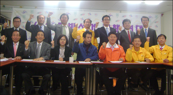 6.2지방선거 '야권연대 단일후보' 발표 기자회견(2010.4.22 대구KYC 회의실)...(앞줄 왼쪽부터) 김병욱.김성태.이유경.오완호.이영재.민부기.윤보욱 (뒷줄 왼쪽부터) 정재현.정연규.김태훈.서정진.황순규.김성년.장태수 / 사진.평화뉴스 유지웅 기자