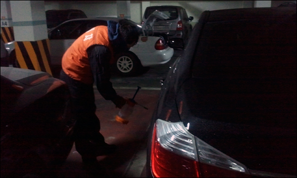 안씨가 분무기로 차에 물을 뿌리는 모습. 세차에 물을 많이 쓸 수 없기 때문에 분무기를 사용해 적은 양의 물을 사용한다 / 사진. 평화뉴스 박광일 기자