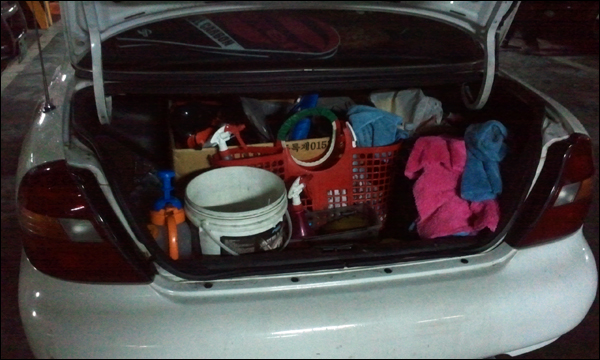 세차원 안씨의 작업차량 트렁크. 용도가 다른 걸레들과 분무기, 왁스제품을 비롯해 각종 세차용품들로 가득하다 / 사진. 평화뉴스 박광일 기자