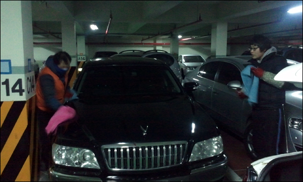 아르바이트생 김씨와 함께 세차를 하는 모습. 세차원 안씨는 아르바이트생에게 작업을 지시한 뒤 새벽 5시쯤 다른 아파트로 자리를 옮겼다 / 사진. 평화뉴스 박광일 기자