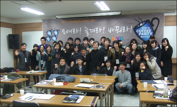 강연이 끝난 뒤 손석춘 원장과 함께 기념촬영을 하고 있는 참가 학생들 / 평화뉴스 박광일 기자