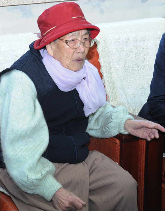 대학을 방문해 5천여만원이 든 통장을 전한 이계순(78) 할머니.../ 사진 제공. 대구가톨릭대
