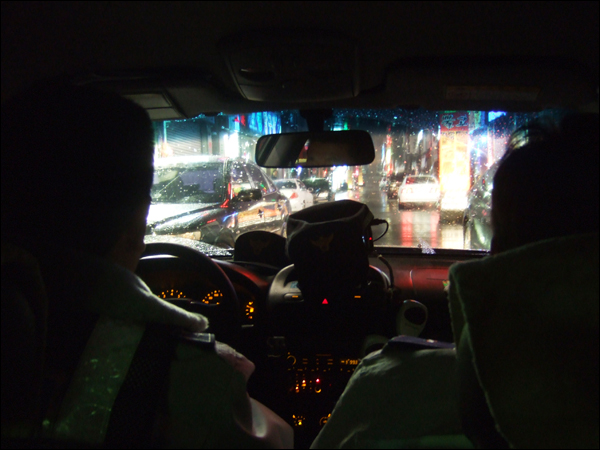 새벽3시쯤 전영국 경위와 이영호 경사가 태전동 대학로 일대를 순찰하고 있다. 늦은 시간에도 대학로 주변은 주변 상가의 간판 불빛으로 밝았다 / 사진. 평화뉴스 박광일 기자