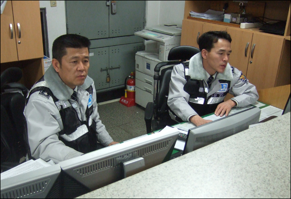 순찰을 마치고 지구대에 돌아오자 마자 사건기록을 살펴보고 있는 이영호 경사(왼쪽)과 심원보(오른쪽) 경사 / 사진. 평화뉴스 박광일 기자