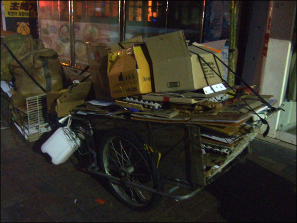 동성로에서 밤 새 모은 폐지가 가득 담긴 정 할머니의 리어카 / 사진. 평화뉴스 박광일 기자