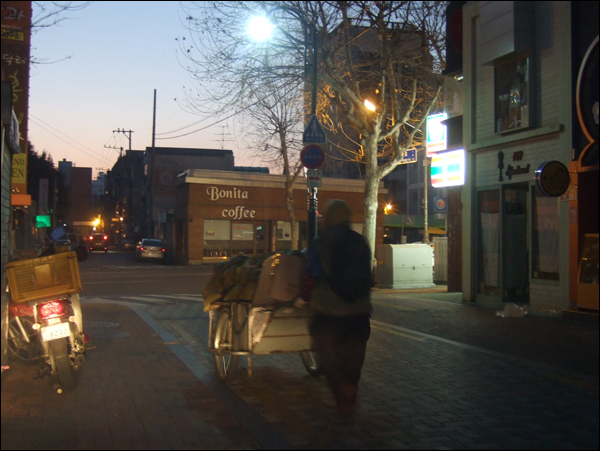새벽 6시쯤 정 할머니가 떠오르는 태양을 마주보며 리어카를 끌고 고물상으로 향하고 있다 / 사진. 평화뉴스 박광일 기자