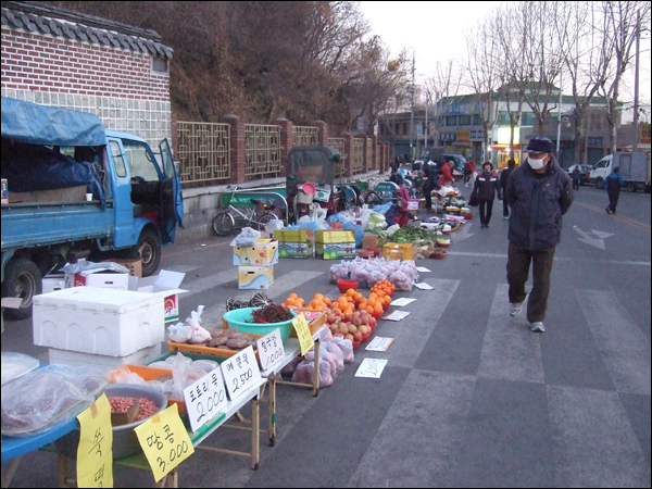 과일과 채소, 두부와 묵, 떡과 청국장을 비롯한 다양한 종류의 상품이 가지런히 펼쳐진 새벽 반짝시장의 모습 / 사진. 평화뉴스 박광일 기자