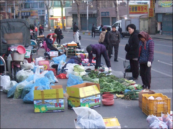 새벽시장을 찾은 손님들과 물건을 파는 상인들의 모습. 아침 7시 30분부터 8시까지 손님들이 가장 많이 찾는다 / 사진. 평화뉴스 박광일 기자