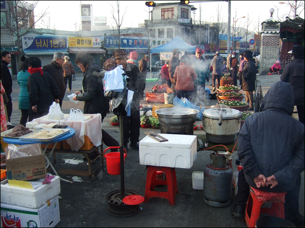 아침 7시 30분쯤, 하나라도 더 팔기 위해 "떨이"를 외치는 상인들과 저렴한 가격에 얼른 물건을 사고 돌아가려는 손님들로 시장이 북적댔다 / 사진. 평화뉴스 박광일 기자