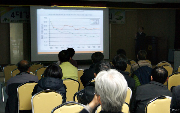 영주에서 열린 3차 투어에서 김정욱 교수가 강연을 하고 있다. 그는 "4대강사업은 강의 속성과 물길의 원리를 전혀 모르고 벌이는 사업이기 때문에 결코 완성이 될 수 없는 사업"이라 했다 / 사진. 정수근
