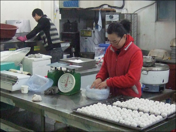 아침 6시쯤 찜기에 넣을 송편을 준비하고 있는 아내 고효진(31)씨와 맷돌기에 쌀을 넣어 빻고 있는 남편 신종현(32)씨 / 사진. 평화뉴스 박광일 기자