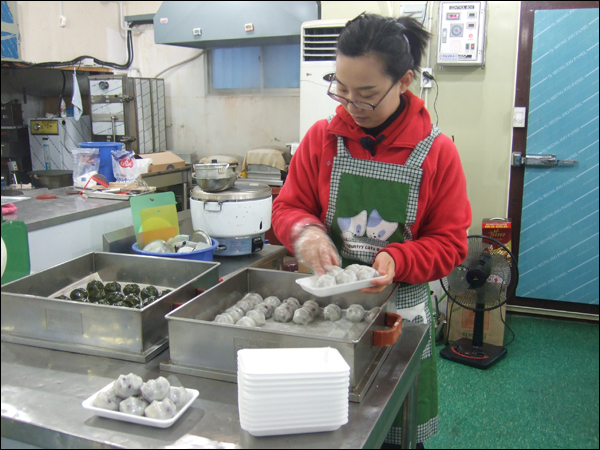 갓 만들어진 따끈따끈한 송편을 포장하고 있는 아내 고효진씨 / 사진. 평화뉴스 박광일 기자