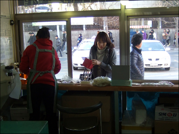 아침 8시30분쯤 인근 대학에 등교하던 한 여학생이 떡을 사고 있다 / 사진. 평화뉴스 박광일 기자