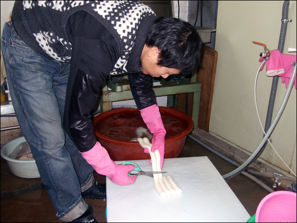 남편 신종현씨가 오전 9시쯤 기계에서 가래떡을 뽑고 있다 / 사진. 평화뉴스 박광일 기자