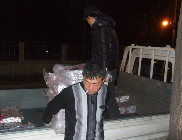신문보급소에 배송된 신문을 김영식 지국장이 트럭에서 지국 안으로 옮기고 있다 / 사진. 평화뉴스 박광일 기자