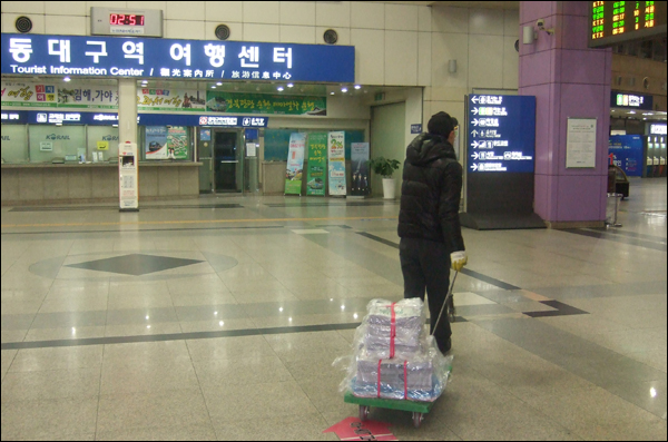 서울 청와대와 정부청사, 영남일보 서울지사에 KTX고속열차로 배송될 영남일보 신문을 새벽 2시 50분쯤 김창호(43)씨가 동대구역 개찰구 안쪽에 갖다놓고 있다 / 사진. 평화뉴스 박광일 기자