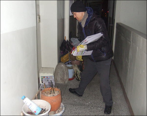 새벽 3시20분쯤 김창호씨가 신암동 한 아파트에서 신문을 배달하고 있다 / 사진. 평화뉴스 박광일 기자