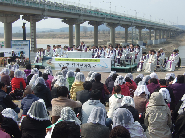 '4대강 사업 저지를 위한 천주교 연대'가 주최하고 '천주교 대구대교구 정의평화위원회'가 주관한 올해 첫 '4대강 되찾기' 전국 미사가 4대강 사업이 벌어지고 있는 대구 달성군 화원유원지에서 500여명이 참석한 가운데 봉헌됐다. (2011.03.28) / 사진. 평화뉴스 박광일 기자