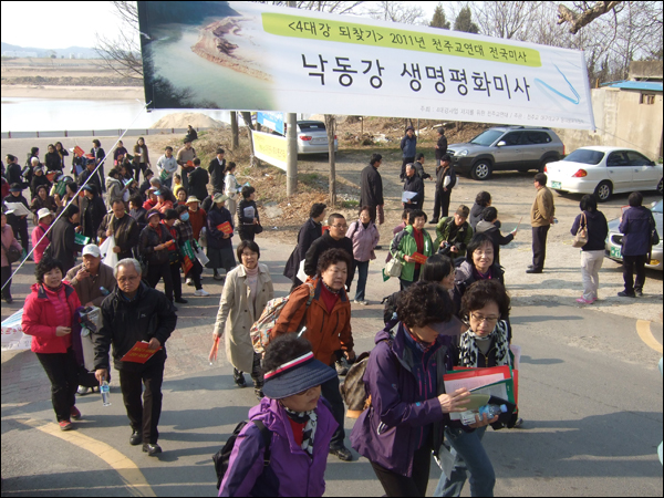 미사가 끝난 뒤 순례를 위해 화원유원지 전망대로 걸어서 이동하고 있는 참가자들 / 사진. 평화뉴스 박광일 기자