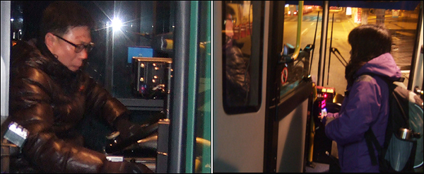 새해 첫 버스의 시동을 거는 이형문(51)씨와 첫 손님인 정순미(31)씨...이들은 서로에게 "새해 복 많이 받으세요", "기사님도 새해 복 많이 반으세요"라며 반갑게 인사했다...<새벽을 여는 사람들①> 시내버스 기사 / "우리가 멈추면 세상이 멈춥니다"(2011.1.2)