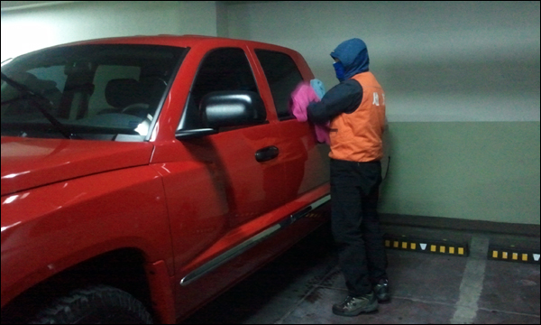 새벽 3시, 세차원 안모씨가 동구의 한 아파트 지하주차장에서 차를 닦고 있다...<새벽을 여는 사람들⑤> 새벽 세차원 / 장갑 세 겹에도 시린 손, 쉴 틈 없는 새벽 세차(2011.2.10)