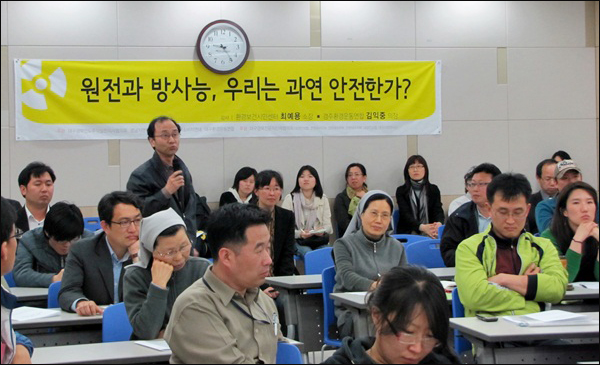 강연에 대해 참석자들의 질문이 이어졌다 / 사진. 정수근