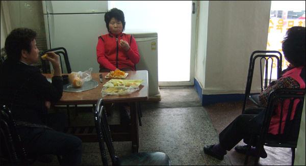 "관심 없어요"...시장 상인들은 4.27선거에 별 관심을 두지 않았다 / 사진. 평화뉴스 박광일 기자